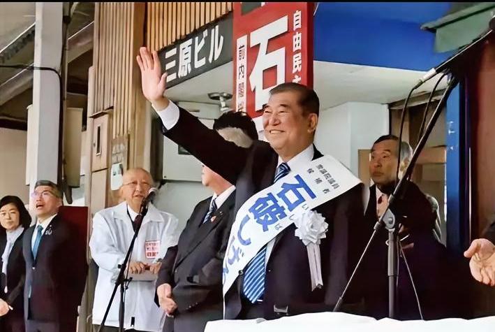 “1月28日，石破茂发力了，他打算与高市早苗“划清界限”。石破茂向400名支持者