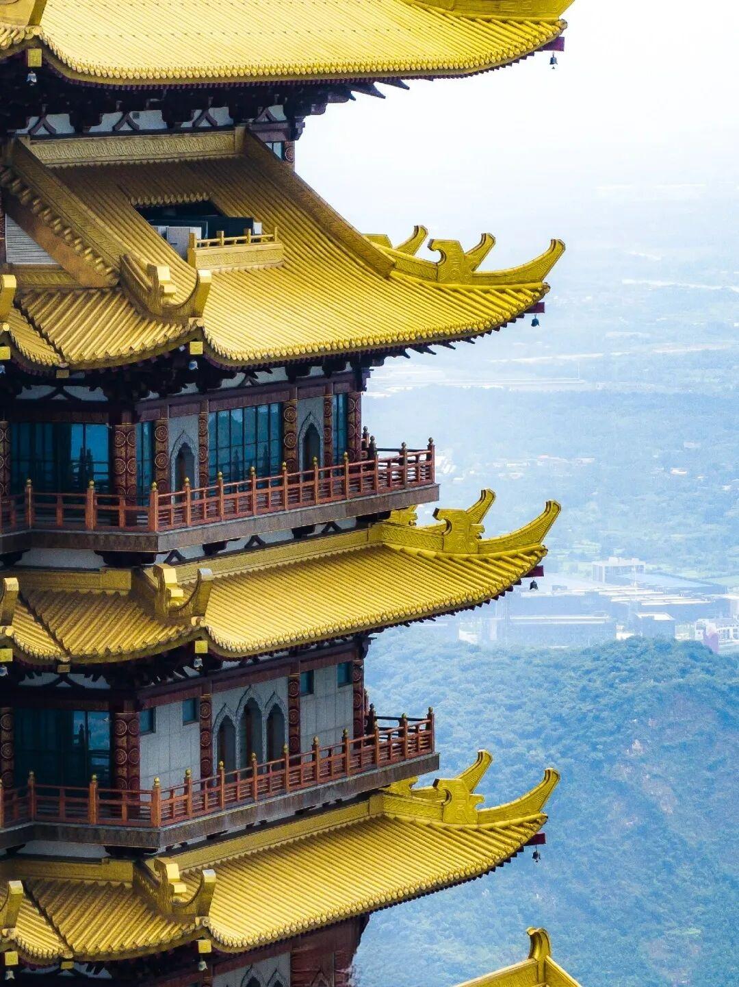 教育青春期的孩子，以身作则真的太关键了。我认识个80后爸爸，俩女儿，大女儿上初一