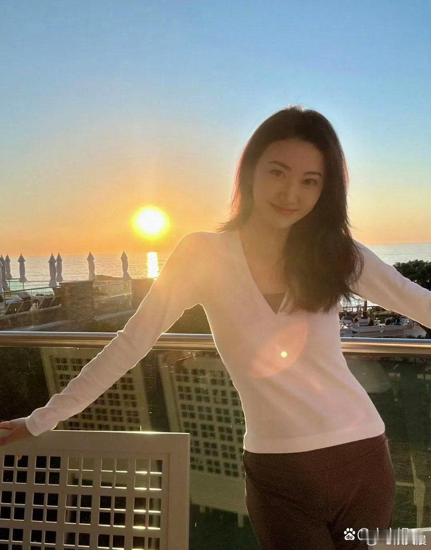 37岁的景甜，兼具甜美感与丰满的身形，魅力十足，实在让人难以抗拒。 ​​​