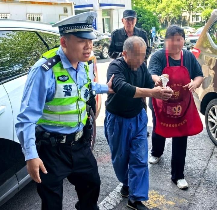 争分夺秒！村民手腕被割伤，济南交警紧急送医！5月8日14时30分，济南市公安局交