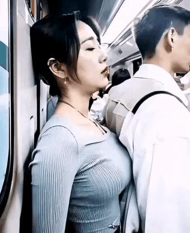 谁能懂地铁上拍到的这一幕？
打工人的疲惫真的藏都藏不住啊！
 
这位小姐姐靠在地
