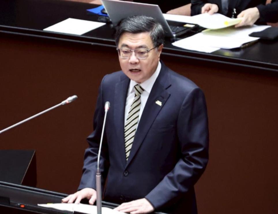 台“行政院长”卓荣泰发表声明，

4月21日，台湾地区行政机构负责人卓荣泰被问到