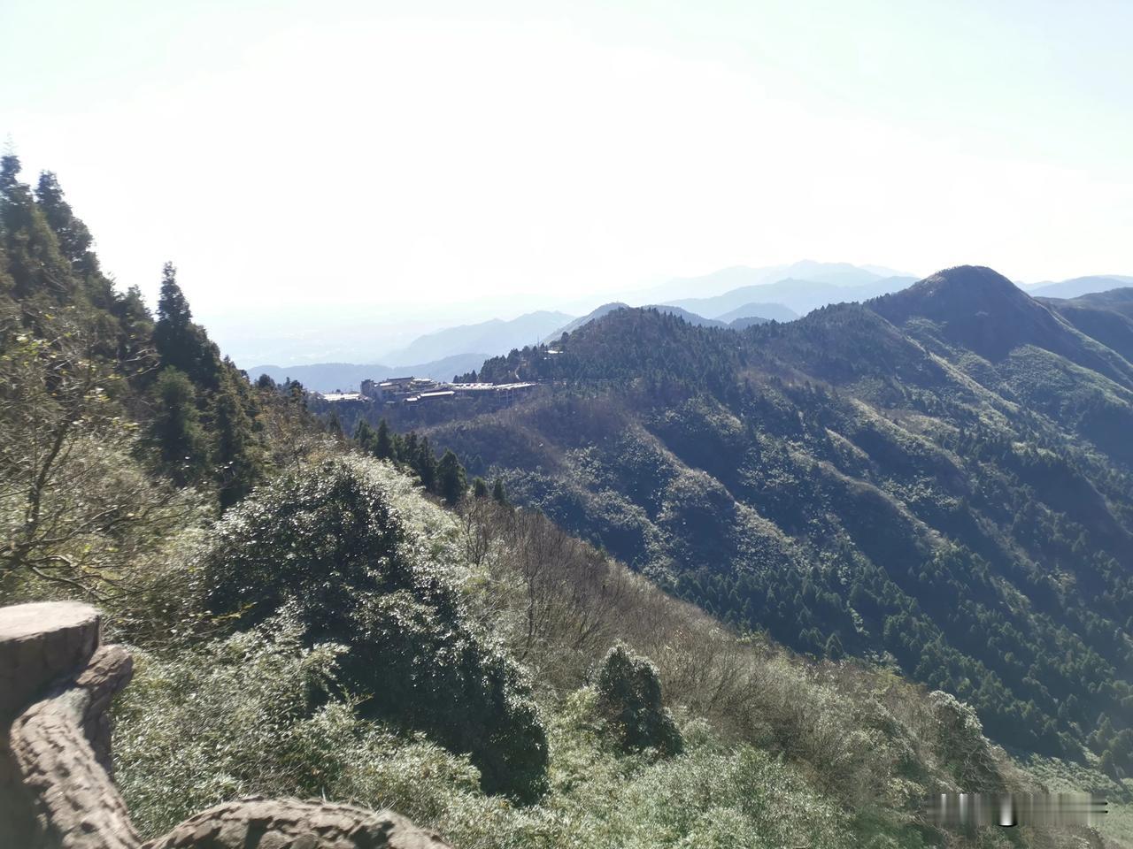 下联：
上联：湖南湖北湖对湖
下联：山西山东山靠山
横批：地域风情