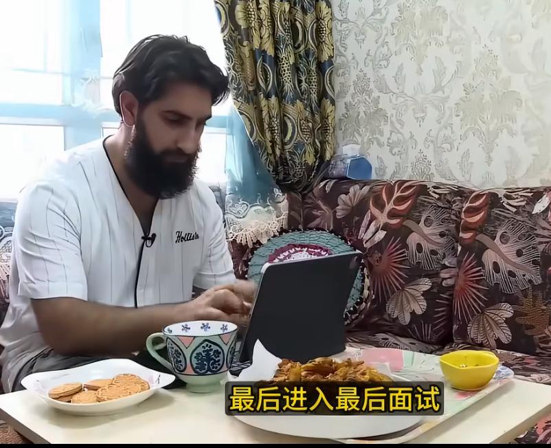 南亚裔因胡子面试失败，对香港机场感到很失望，认为应该尊重别人的信仰自由

他说着