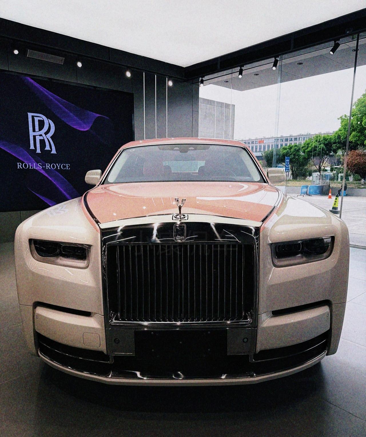 劳斯莱斯的浪漫，是粉白双拼给的22年12月上牌的幻影长轴距版，仅跑2.57万公里