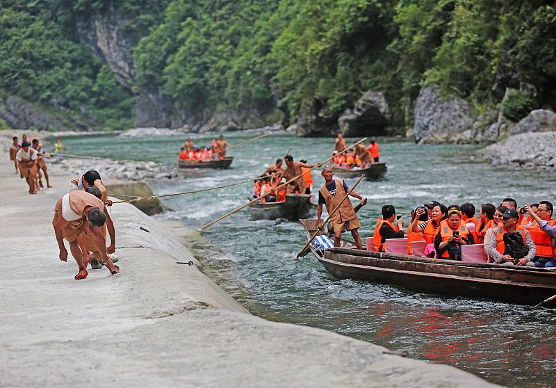巴东县旅游淡季还持续火爆，原因可不少。五一假期能招来42万游客，全靠活动丰富。就