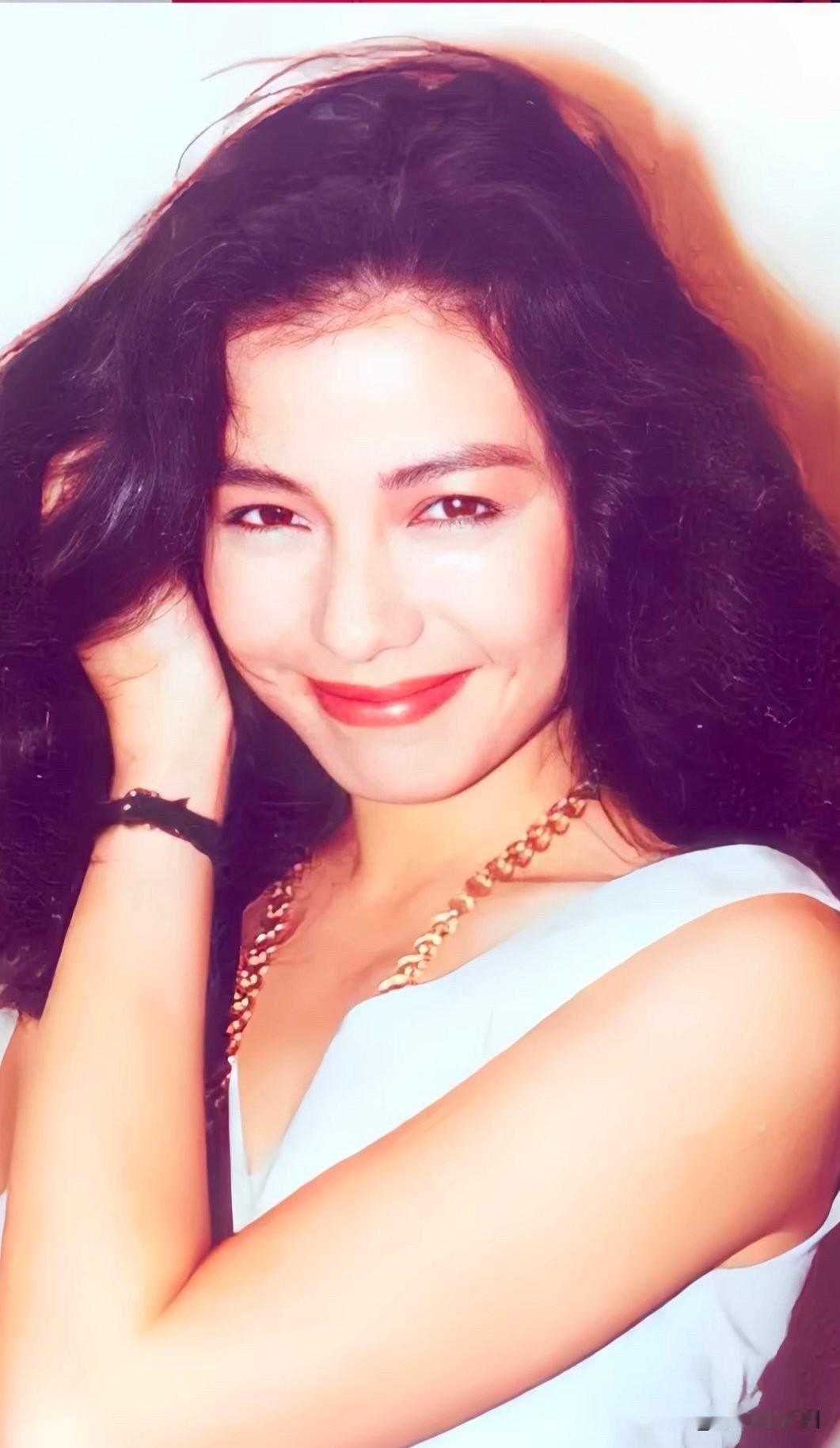 🎆港风美人钟楚红👉
一头卷发，
笑起来眼睛弯弯的，
连举手投足都透着一股松弛