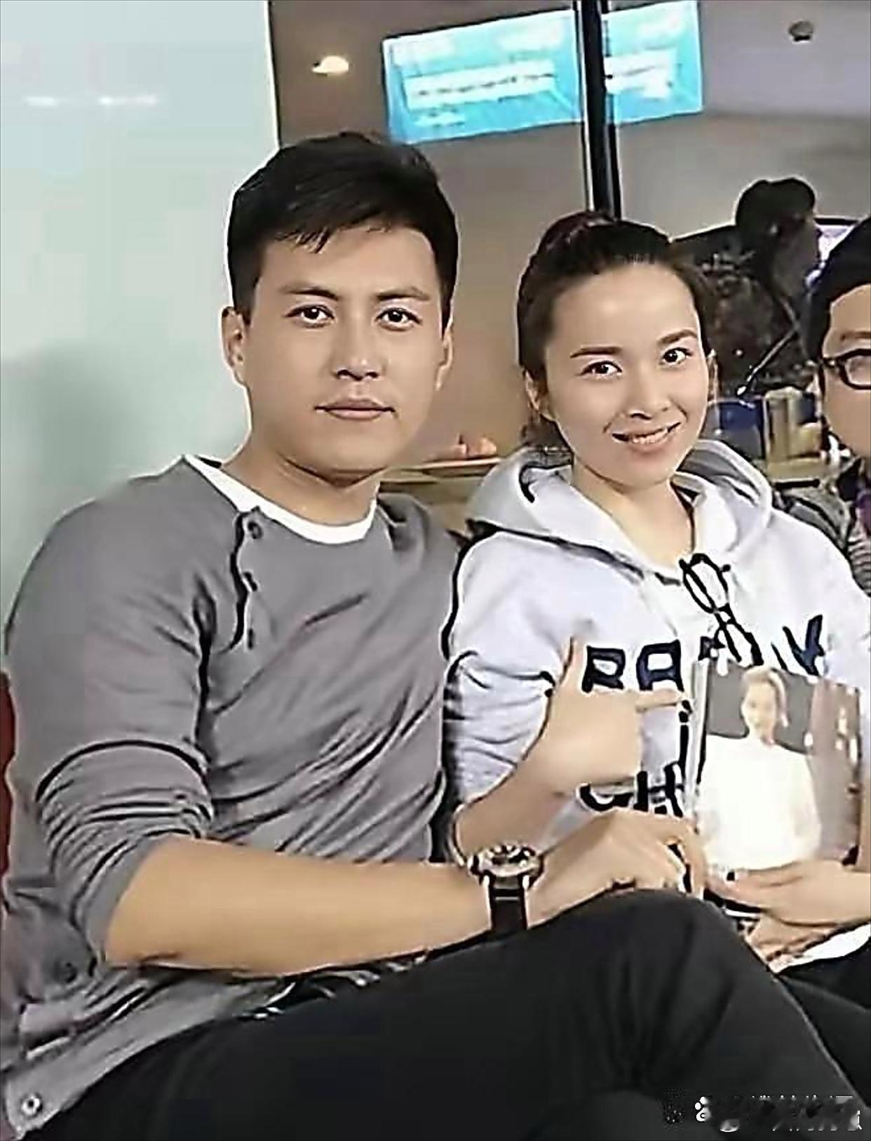 靳东携妻子同框亮相！妻子不仅颜值出众，气质更是绝佳，两人站在一起堪称绝配，难怪靳