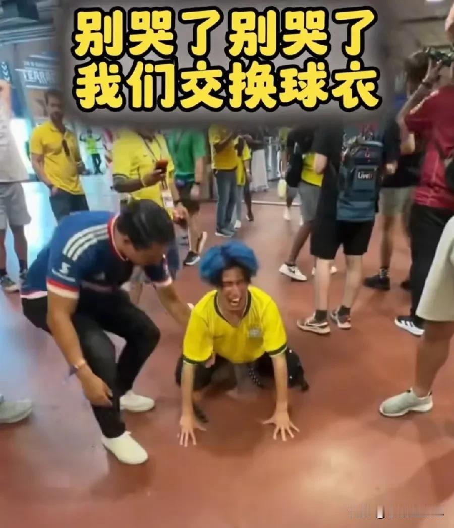 一位日本男球迷在赛场外情绪激动，强行披上巴西国旗哭了！

日本男球迷跪地磕头巴西