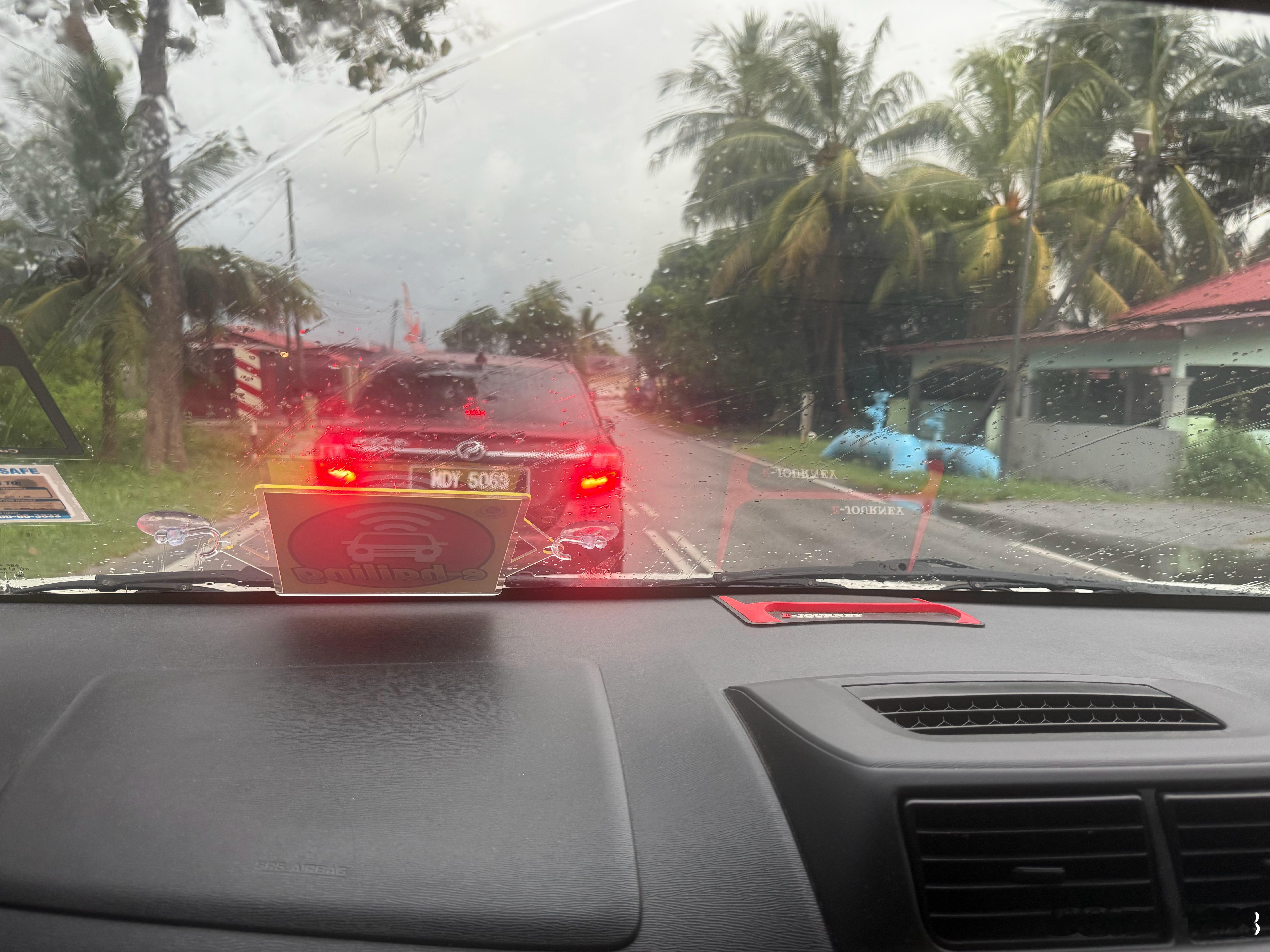 打了一个网约车，定位不太准确，相差了大概一公里，司机感觉很生气，上车来了句，I 