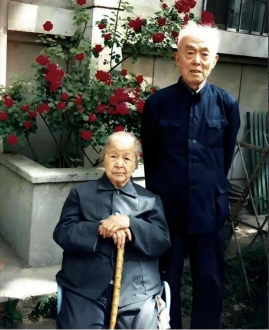 1964年，北大教授季羡林听说妻子彭德华要来北京，连夜把家里的大床换成了单人床，