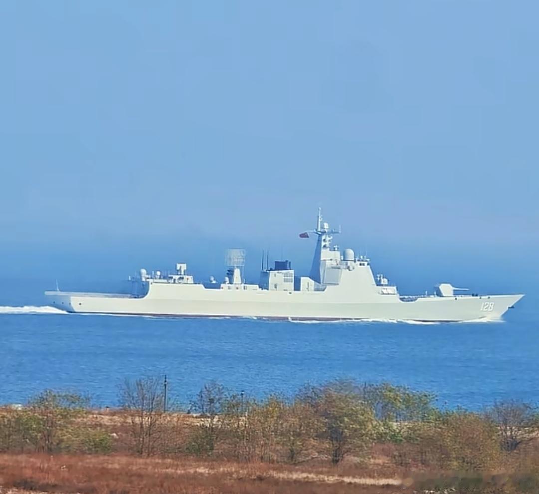 052D型34号舰已经刷号离厂即将服役，舷号128，舰名据说是“甘孜”舰。不过2