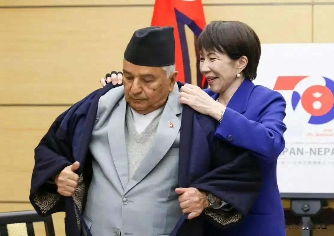 你们是不是发现，现在围绕在中国周边的几个国家正在积极向日本靠拢，新加坡、菲律宾、