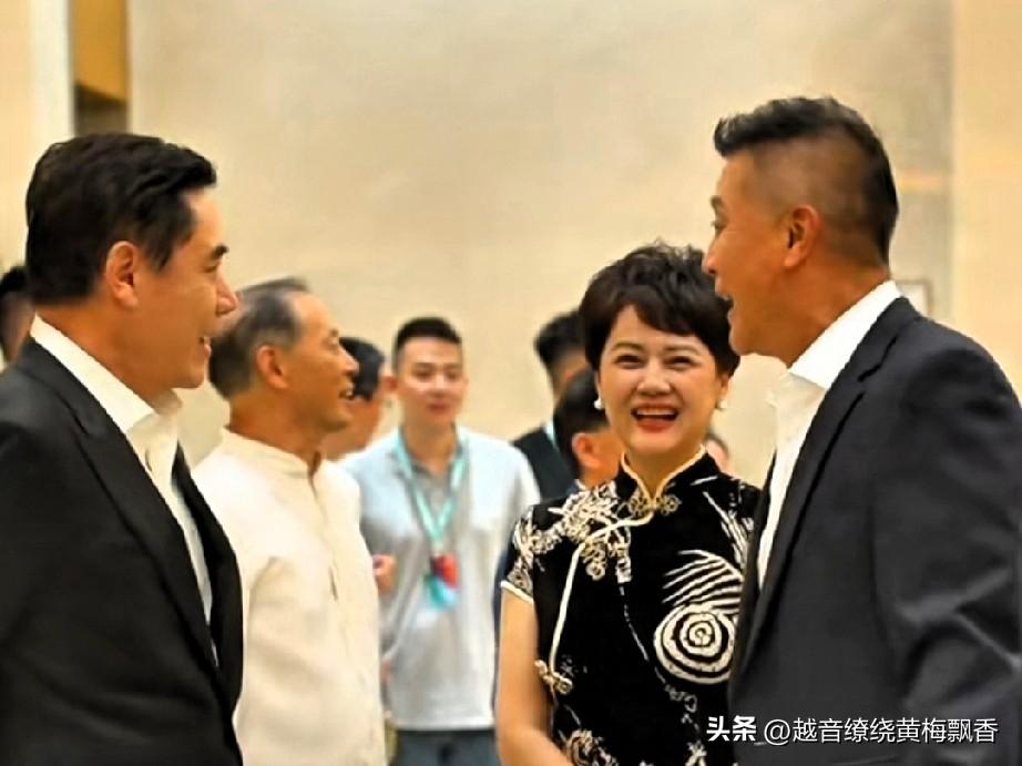 这是三位老戏骨在一起出席活动的场面，陈宝国和刘之冰面对面的亲热交谈，茹萍站在一旁