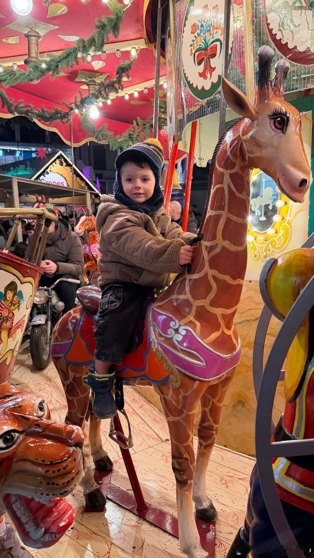 奥恰洛夫带女儿和儿子去游乐场🎠 