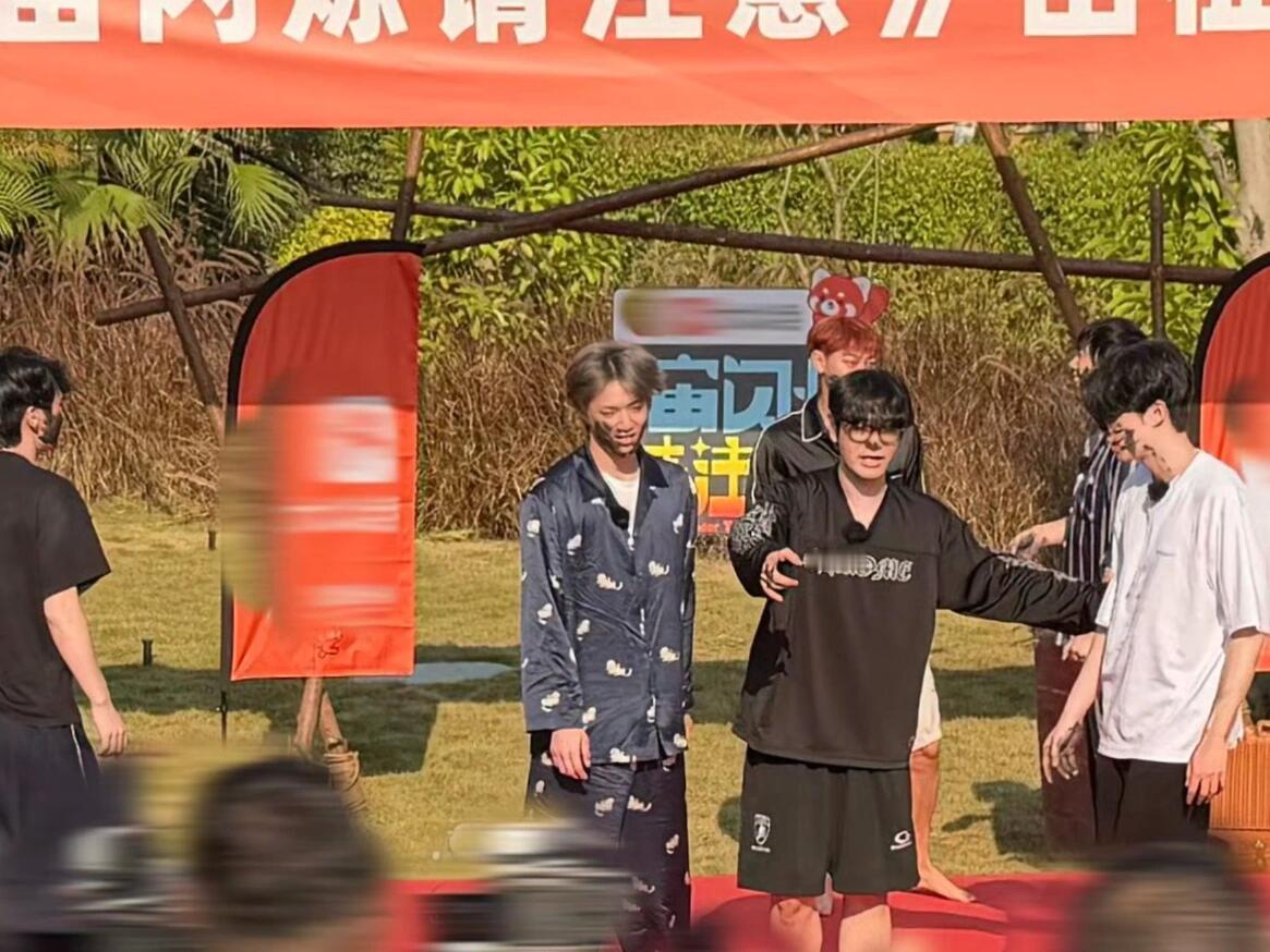 刘耀文大清早就被抹成脏脏包了（还在那鼓掌看热闹呢） 