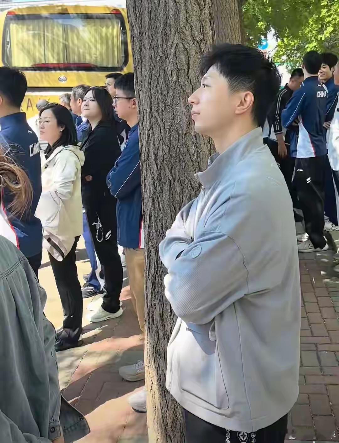 十八年了，马龙这是第一次送队友出征团体赛！除了2021年在第二次拿下奥运会男单冠