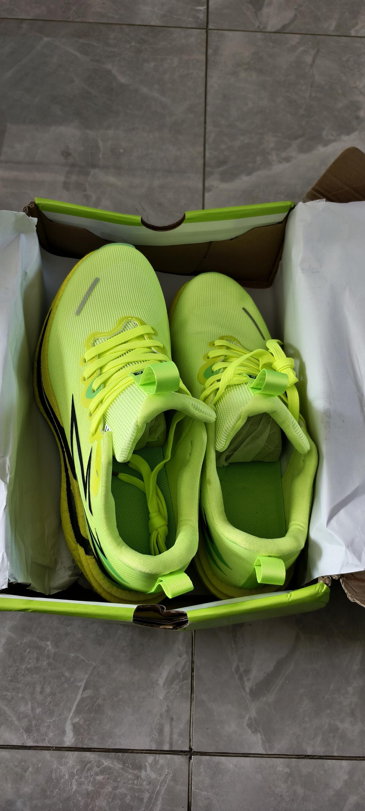 马拉松比赛临近，买双跑鞋真难。前几天499.99买的鞋，左只个脚，退款处理。重新