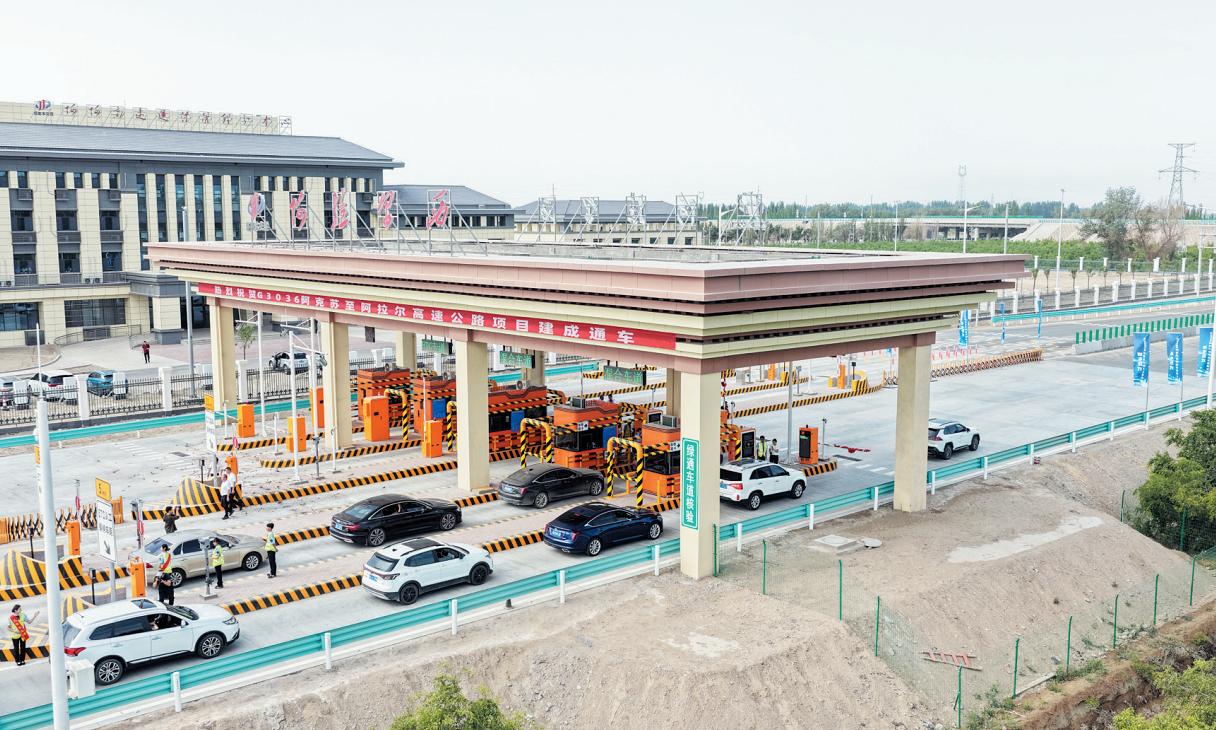 7月1日上午11点，新疆G3036阿克苏至阿拉尔高速公路正式建成通车。消息一出，