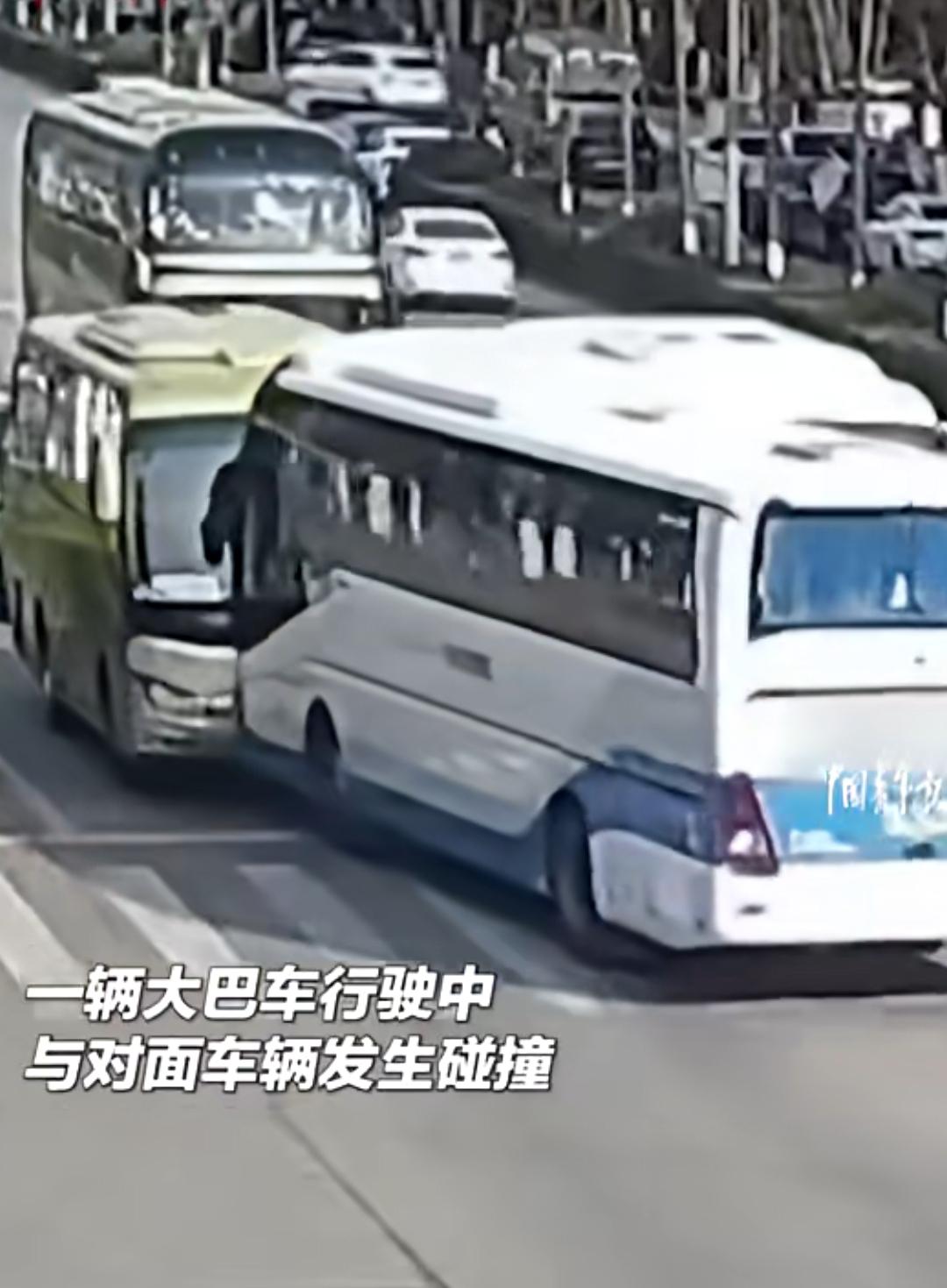 2月19日，大年初三，南京江宁区佛城西路的路口，本该是车流平稳、年味尚浓的上午，