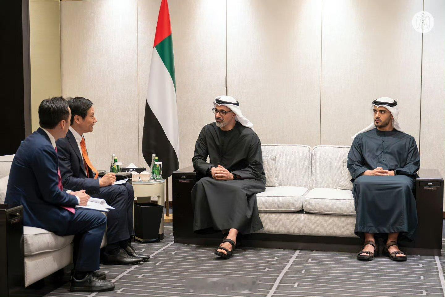 雷军会见阿布扎比王储雷军这几天真忙，全是重量级人物。 