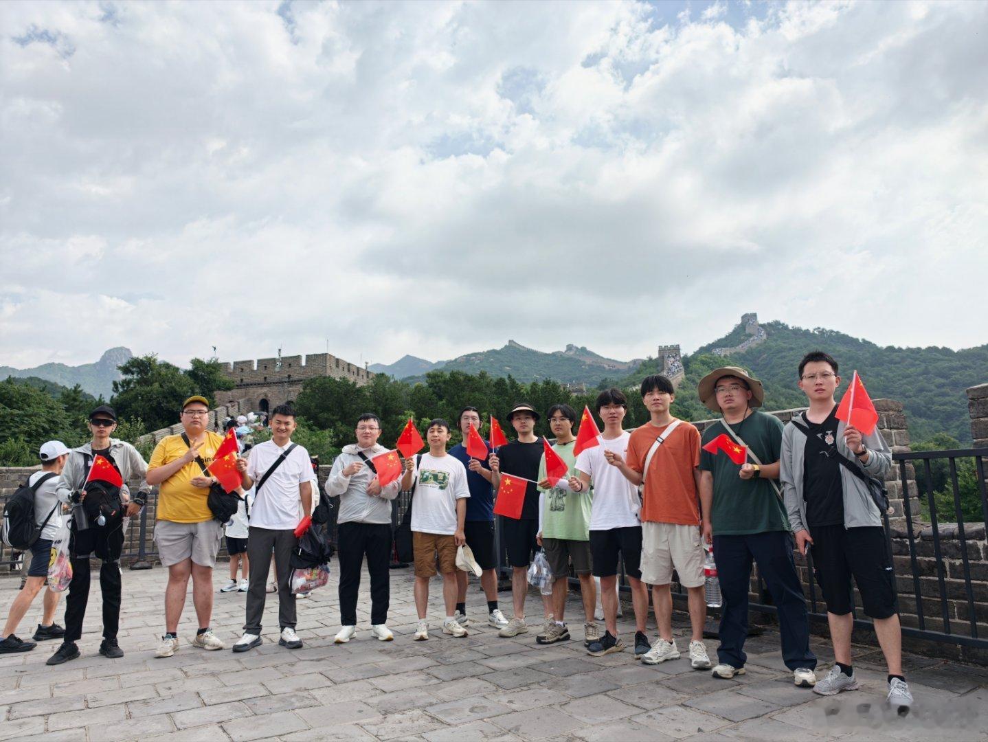 今天在北京真的是特种兵旅游的一天，早上6点去爬八达岭长城，周末人是真的多，长城上