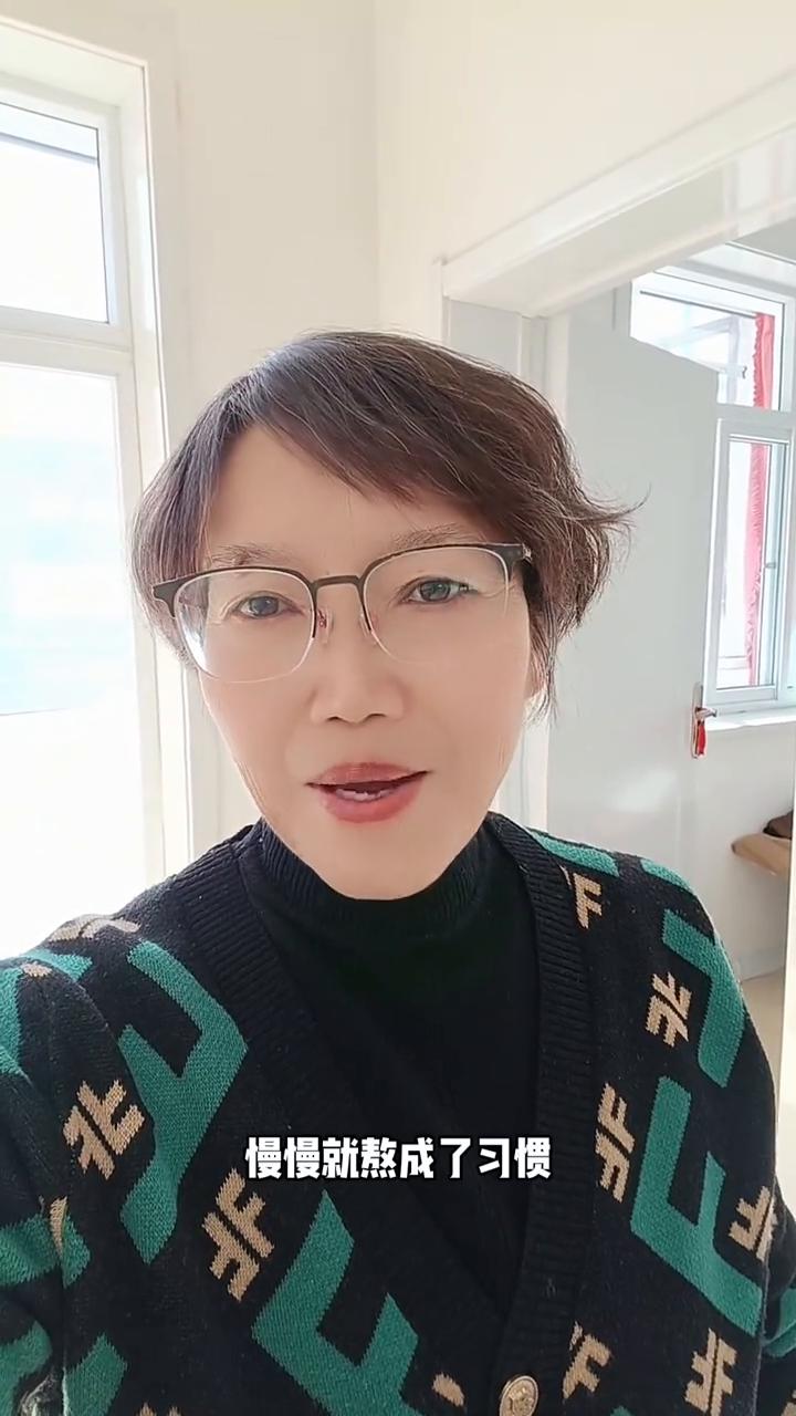 独处即自由。
人到中年，你就会明白有人懂你是幸运，如果没有那就自己陪自己，别指望