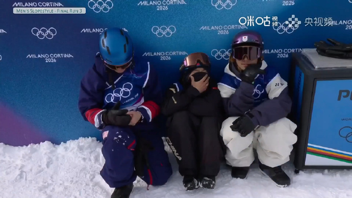 【苏翊鸣和亚军季军角落等分好搞笑】中日美三选手紧张等分好好笑米兰-科尔蒂纳冬奥会