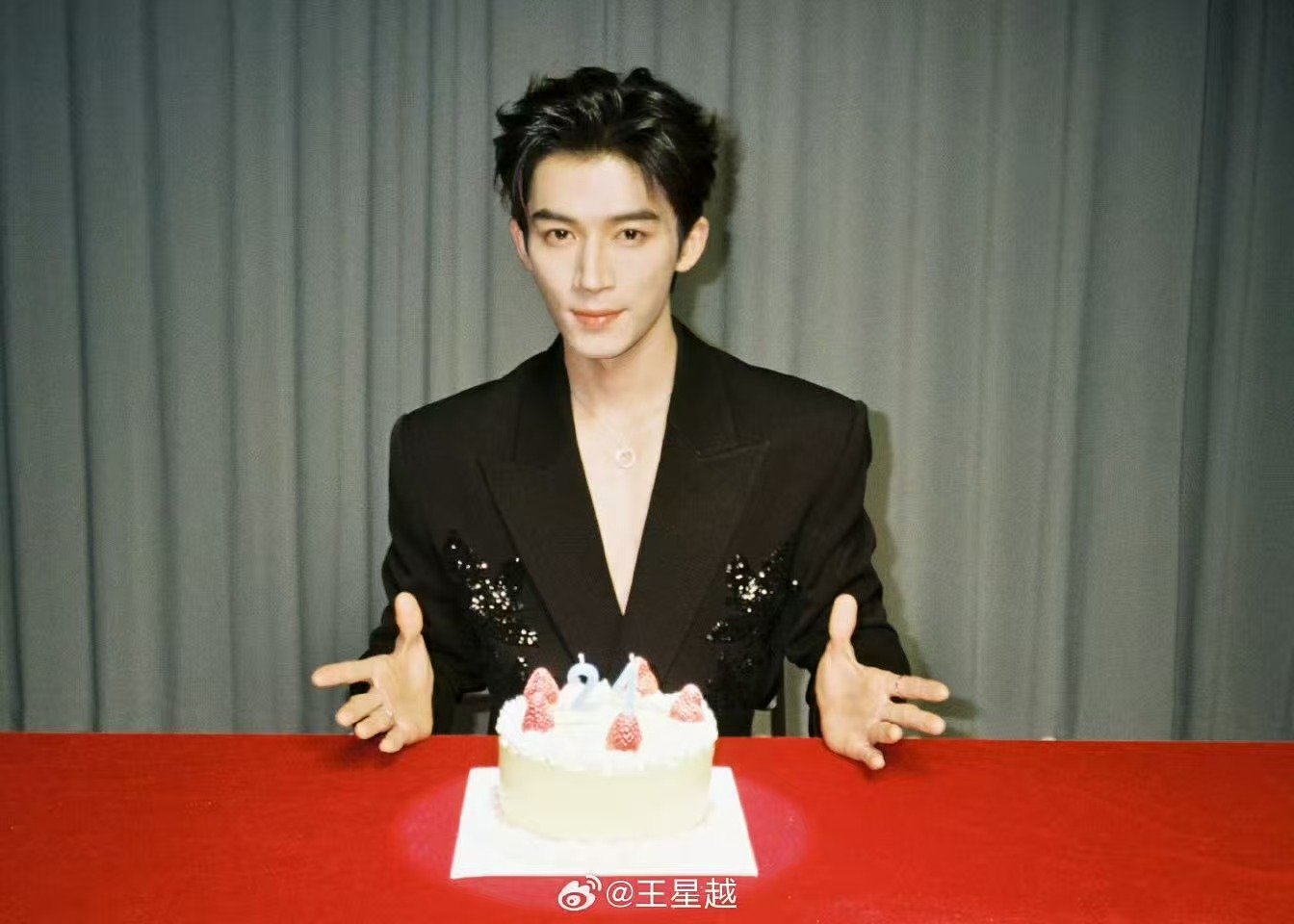 王星越生日直播 被王星越生日直播笑到停不下来！自带搞笑buff，每一个举动都可爱