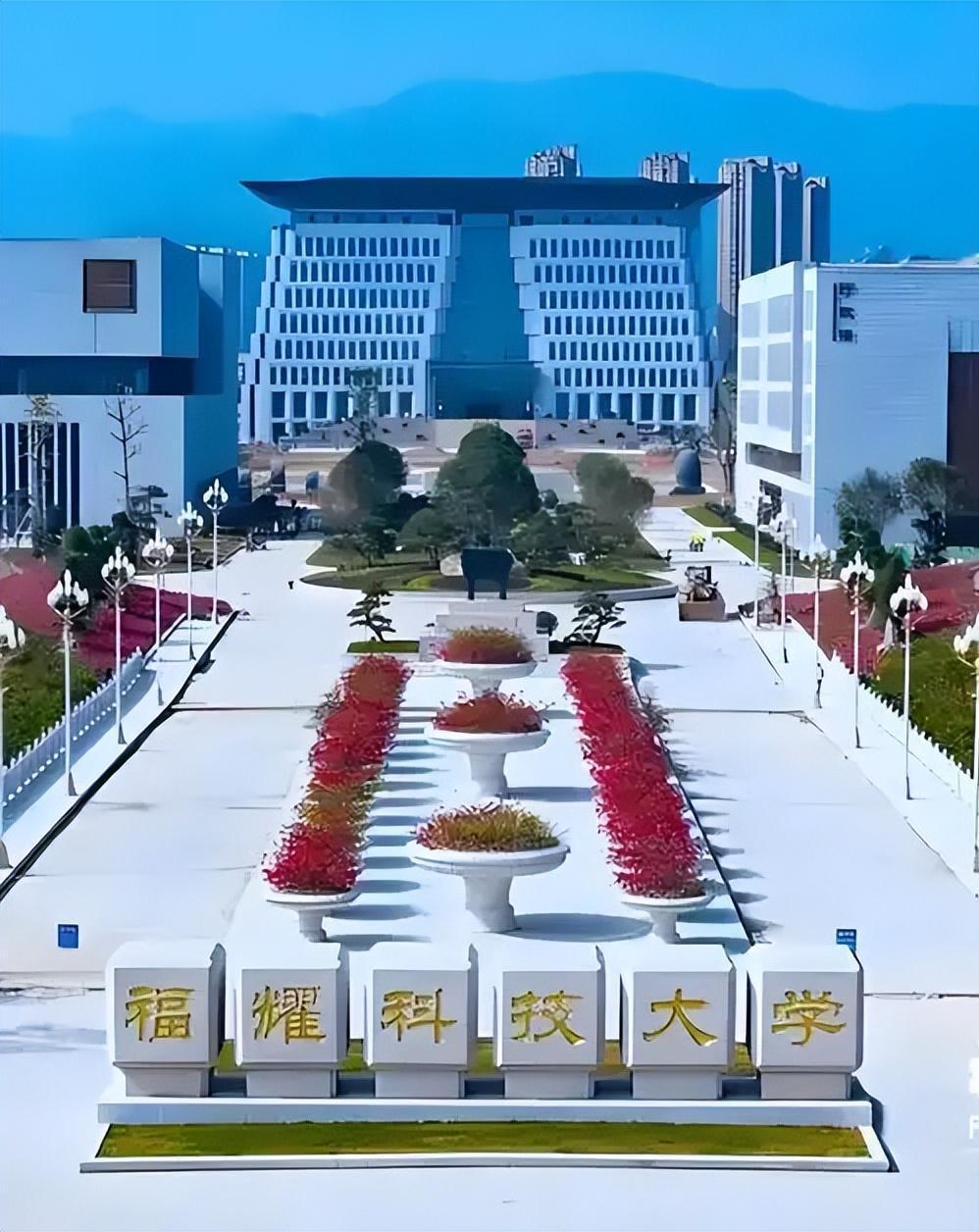 王国树也懵了
 
本来以为福耀科技大学没多少人会来，结果却轻松吸引到了50名学生