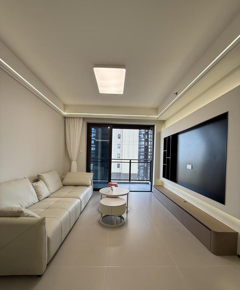 我们邻居卖房着急出手砸盘了，房价直接对半了，现在其他卖房的邻居全卖不出去了。原本