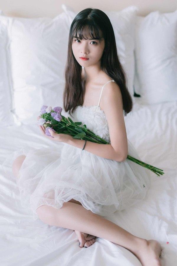 温柔少女与花束的浪漫邂逅🌸💕高雅气质美女 分享美少女倩影 温柔花裙少女