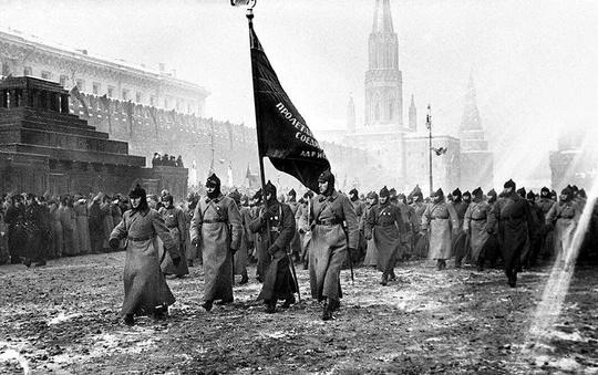 1927年，莫斯科红场阅兵，可以看到受阅官兵戴着的还是苏联红军早期标志性的布琼尼
