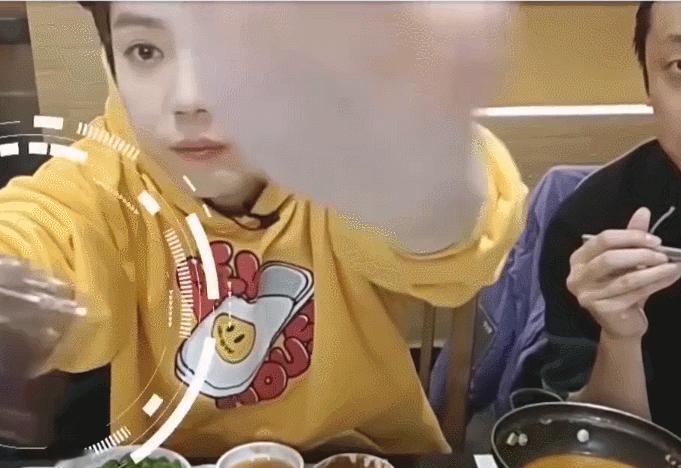 鹿晗吃空气鹿晗假吃谁还没被鹿晗吃空气这段可爱晕！假装吃东西超投入，结果啥也没吃到