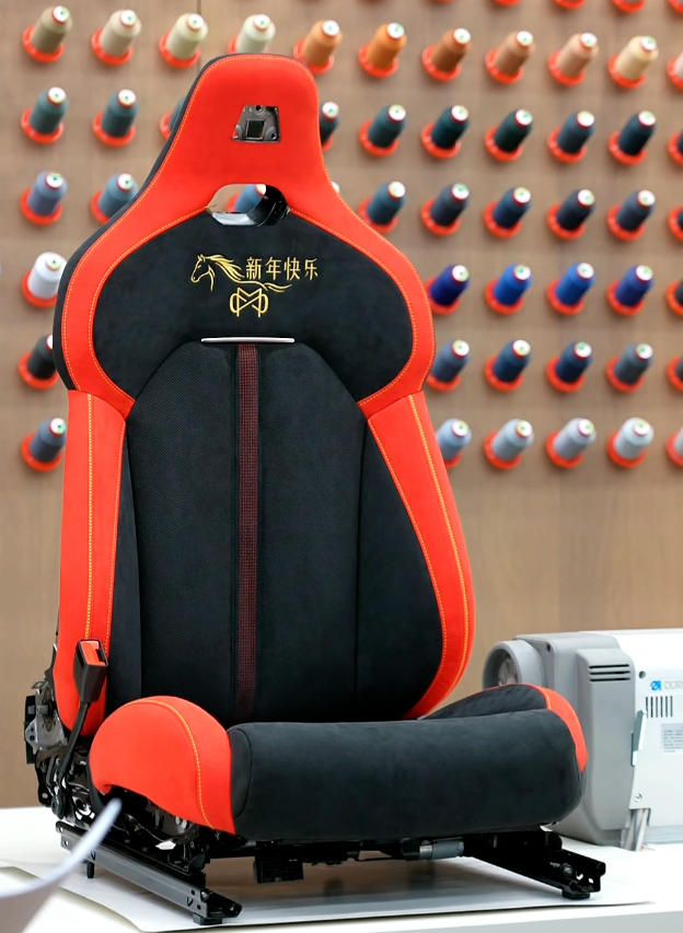 高定的座椅居然还有马年限定的logo 