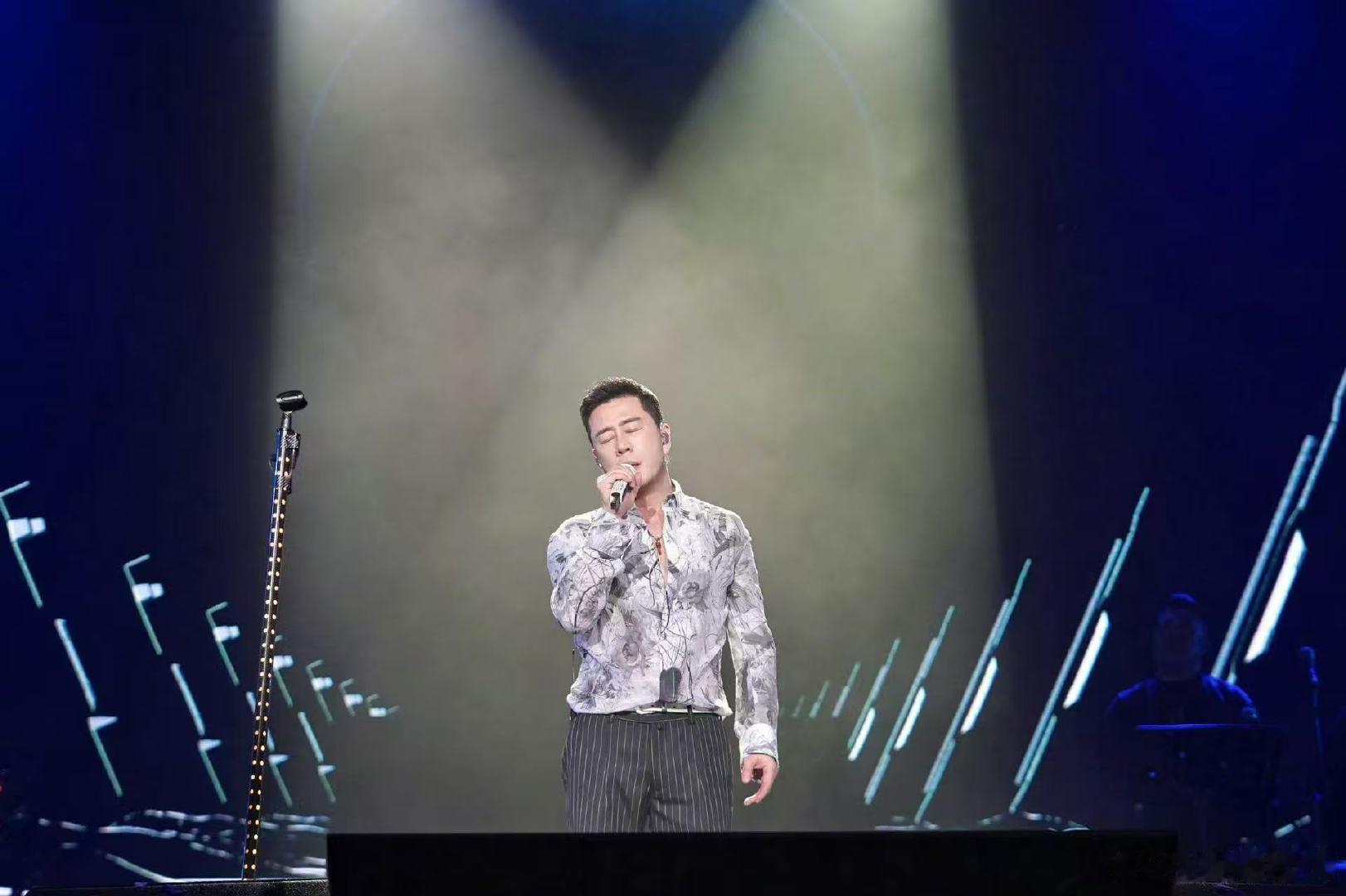 杨坤也觉得歌手一期10个人有点多歌手2026 杨坤客观中肯群访发声，回应《歌手2