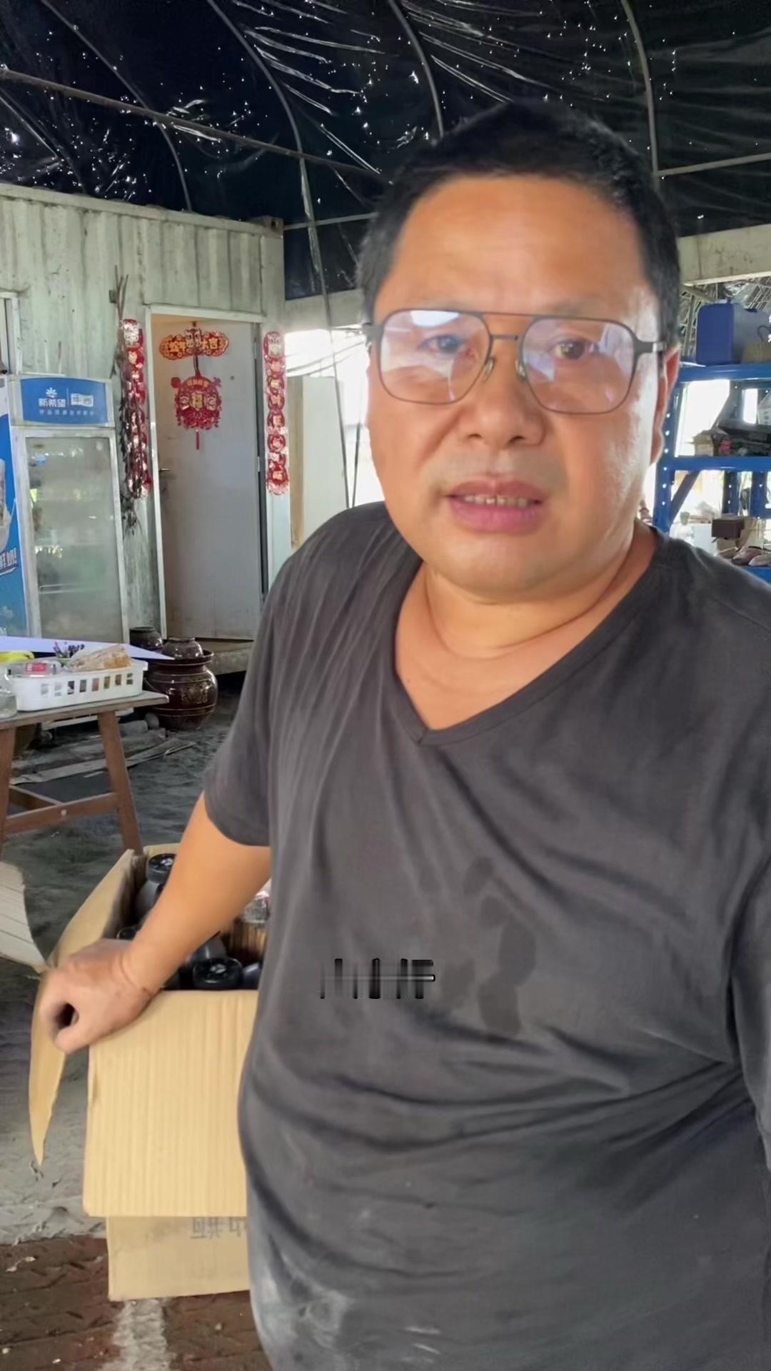 🍄羊肚菌原种高压灭菌全流程，灭菌彻底才能保证种子质量。

先把菌种瓶放进高压锅