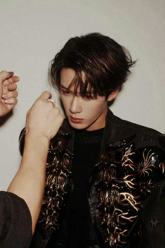 檀健次超级巅峰之夜新鲜出图直接帅到失语！黑白西装造型封神，矜贵质感拉满，每一张都