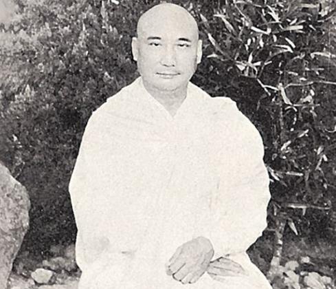 1954年，一名台湾和尚突发脑溢血死亡。弟子没有把他的遗体火化，反而放到一个缸里