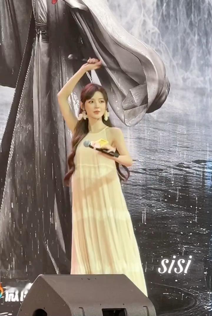 张予曦听到姐姐抽我的反应粉丝也太敢说了，猝不及防的喊话让姐姐面露笑意，整场氛围一
