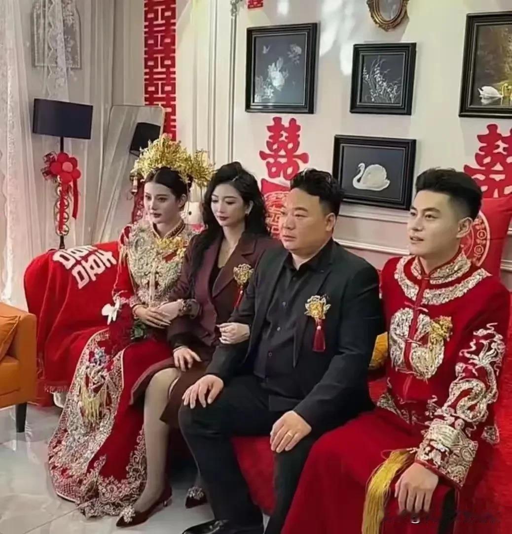 这丈母娘颜值爆表超越了新娘子，新郎新娘子和岳父岳母照全家福。新娘子妈妈颜值爆表，