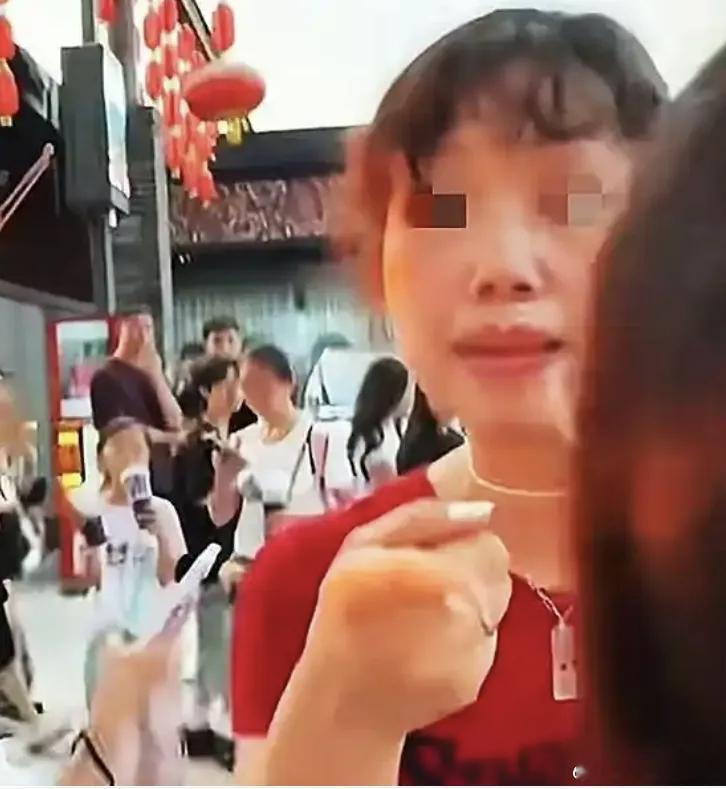 洪崖洞一游客遭陌生女子强拉拍照在景区强行拉着陌生游客拍照，这究竟所为何事？无人提