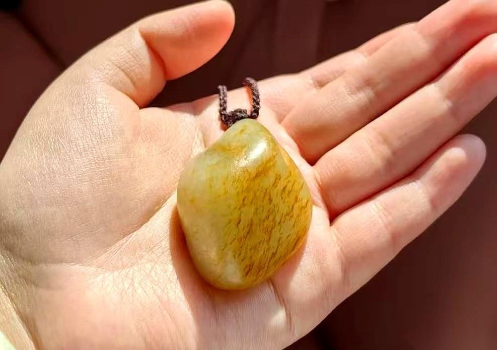 闺蜜，一张嘴，就是两万块。
说是男朋友去喀什旅游，在路边，“捡”的。
你听听这个