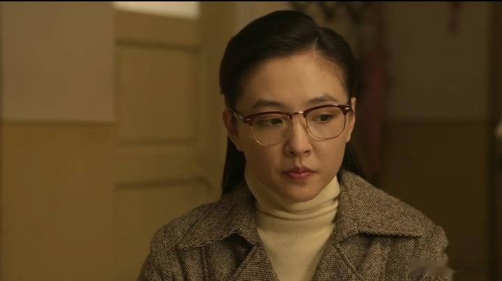 六姊妹 《六姊妹》第15集何家丽以长姐特有的温婉与睿智，向四妹何家欢细细道来，谈