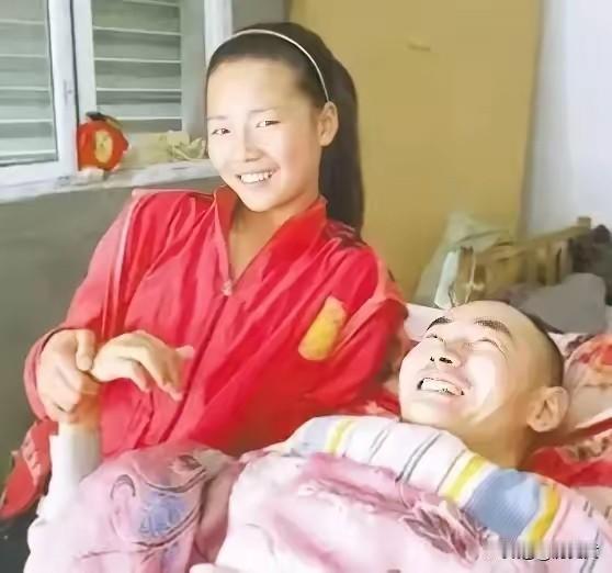 妻子狠心改嫁，男子瘫痪欲寻短见！5岁女儿跪地挽留，24年后亲手创造奇迹
 
安徽