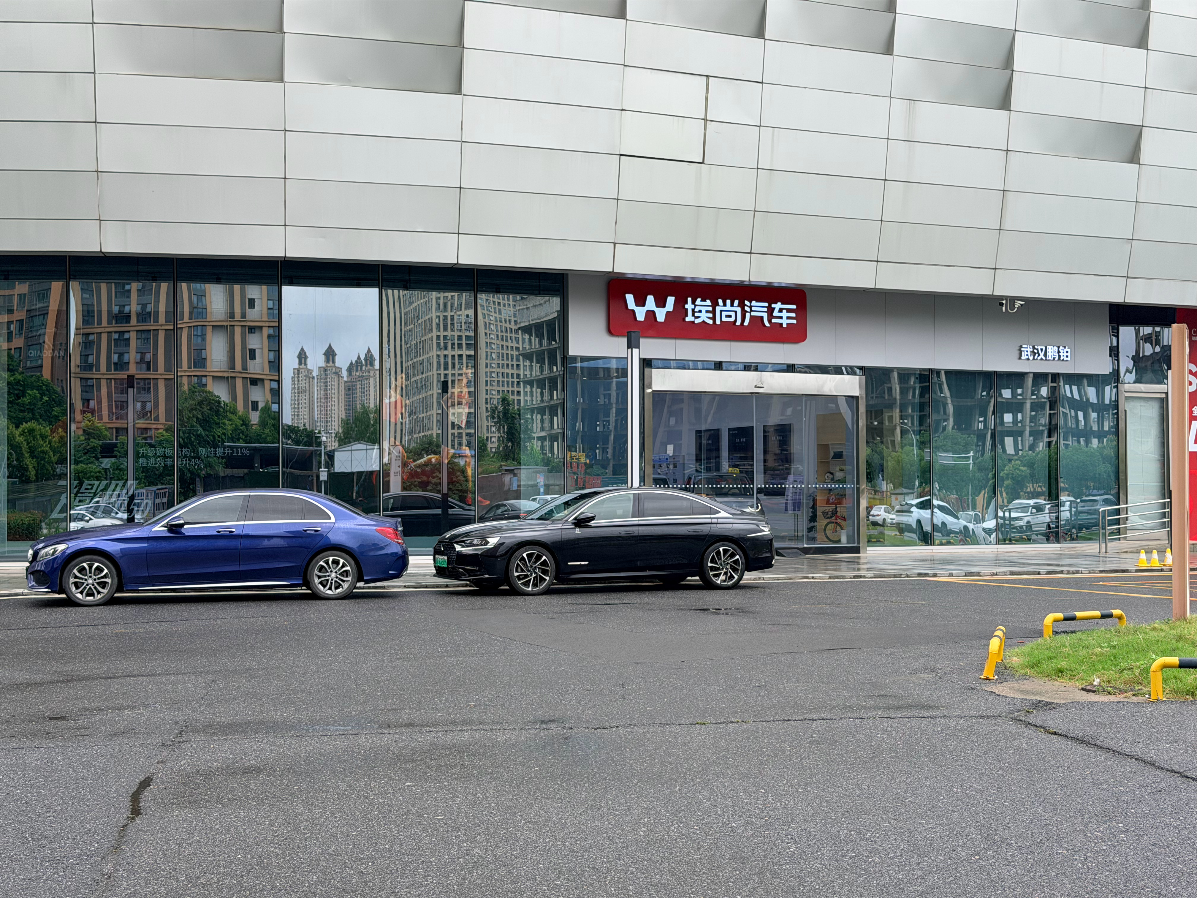雨过天晴，门口是店长和我的车 武汉·方圆荟·奥特莱斯