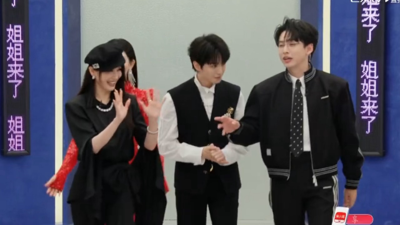 这里一路走过去都在和两边的哥哥姐姐点头打招呼🥺特别有礼貌的俊凯哥哥。。王俊凯送