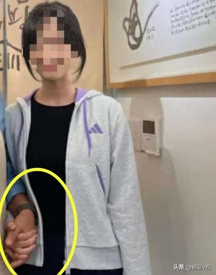 25岁中国女生在韩国失联5天
注意：那只牵她的手

看图片——这位女生身材和面容