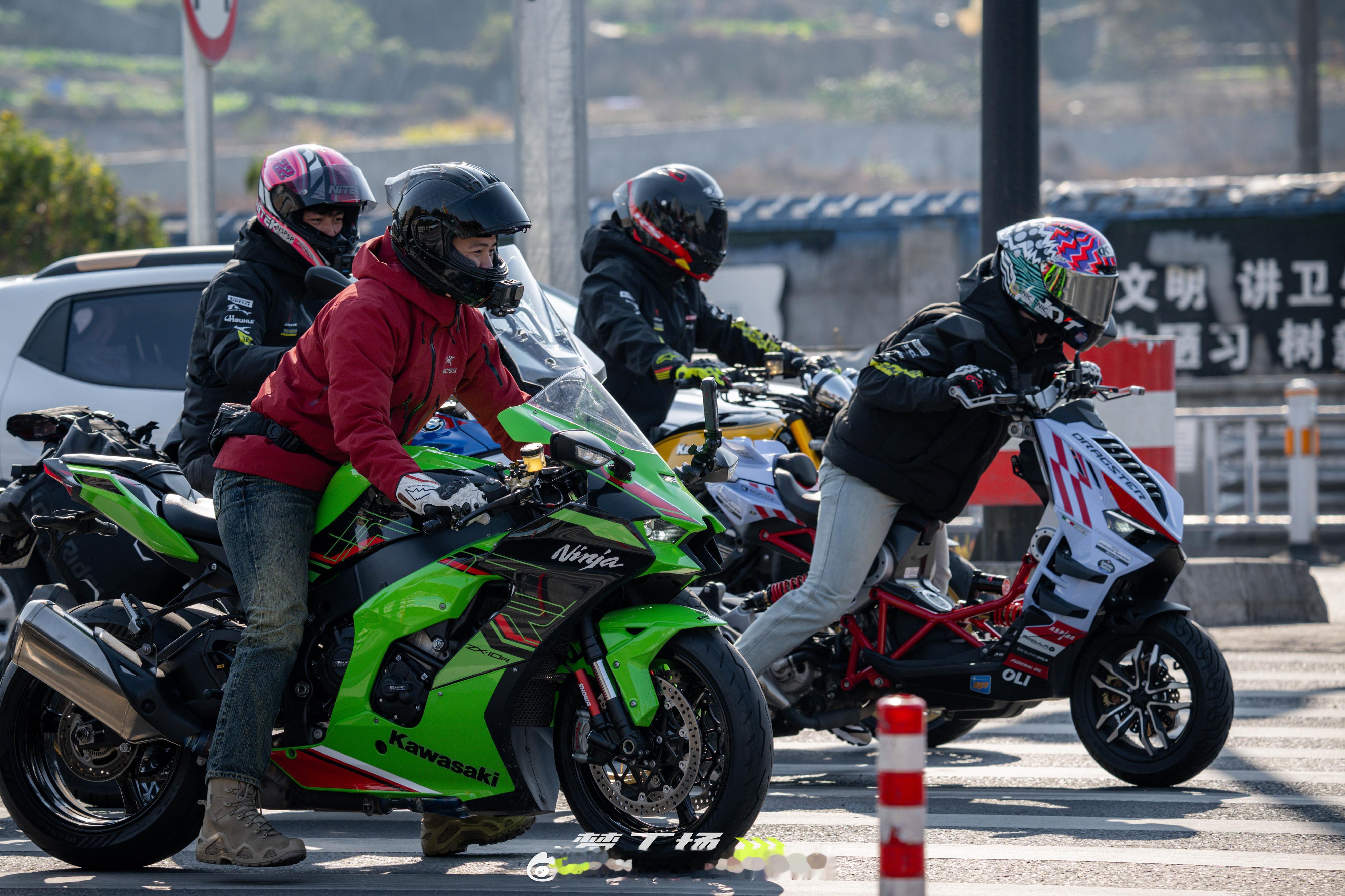 公升车休闲骑=踏板生死局，Itajet的油门都快被我拧爆了，不过这车起步还是挺快