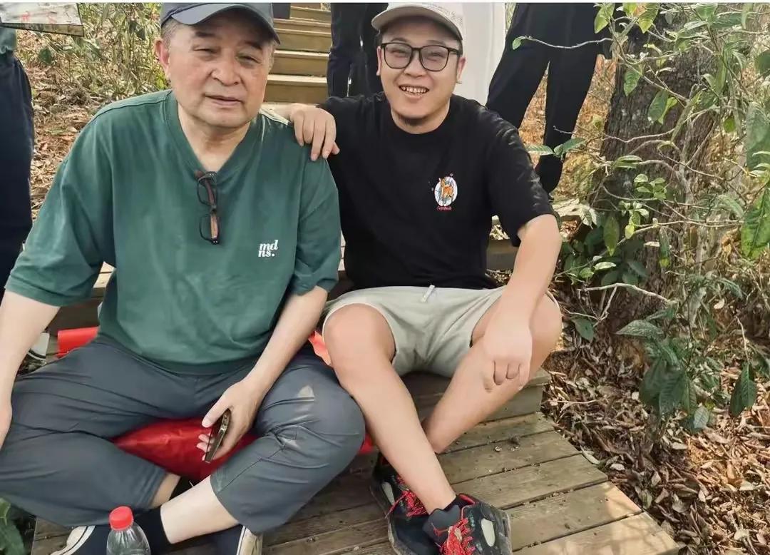 5月6日，64岁的毕福剑被拍到现身云南农村旅游，引发网友热议。

画面中，毕福剑